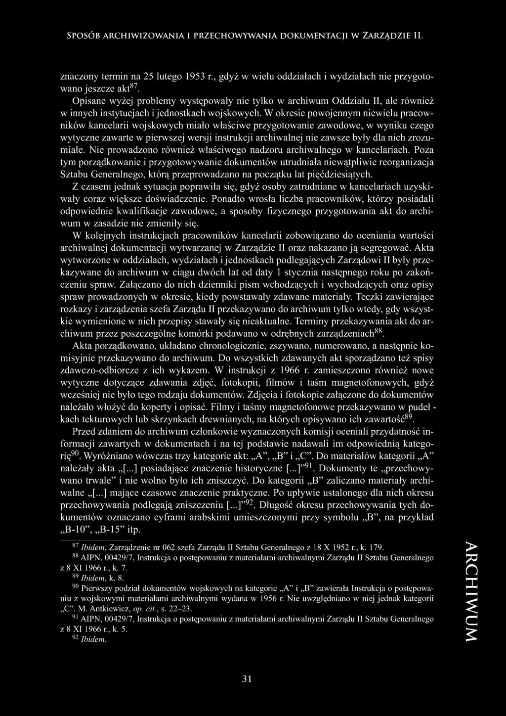W okresie powojennym niewielu pracowników kancelarii wojskowych miało właściwe przygotowanie zawodowe, w wyniku czego wytyczne zawarte w pierwszej wersji instrukcji archiwalnej nie zawsze były dla