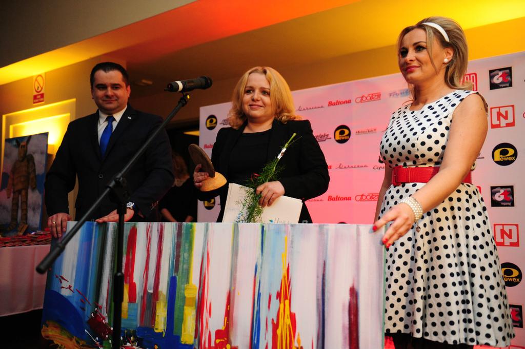 Donator Annie Sosze-Korendo. Wraz z pamiątkową statuetką, wykonaną przez członków działającej przy GOK Grupy Kolor, inspirowaną słynną w PRL monetą 5-cio złotową z rybakiem i siecią (wybitą w 1958 r.