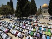 kierunku Jerozolima Kaaba w Mekce Jerozolimie, bo jeszcze nie została wybudowana, ale raczej tabernakulum Mojżesza, w którym znajdowała się arka." Jednakże, tabernakulum Mojżesza nie było świątynią!