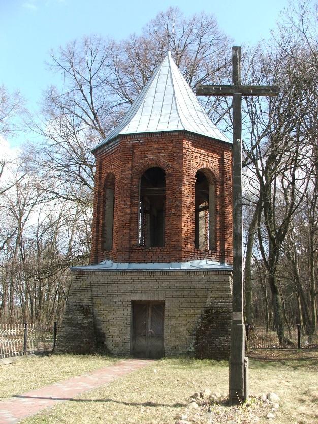 Dzwonnica Budynek dzwonnicy powstał w okresie budowy kościoła, ok. 1921 roku. Wzniesiony na rzucie prostokąta, murowany z cegły, dwukondygnacyjny.