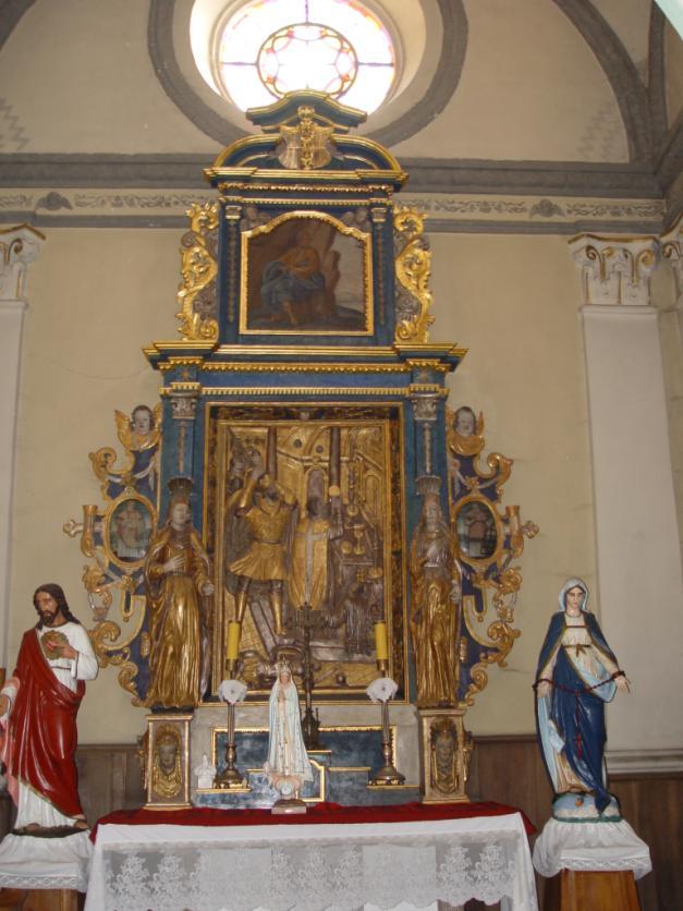 W świątyni znajdują się ołtarze XVII i XVIII wieczne, ambona barkowa, liczne obrazy, dzieła sztuki złotniczej (kielich podarowany bractwu różańcowymi w 1661 roku przez Hieronima Kochanowskiego),szaty