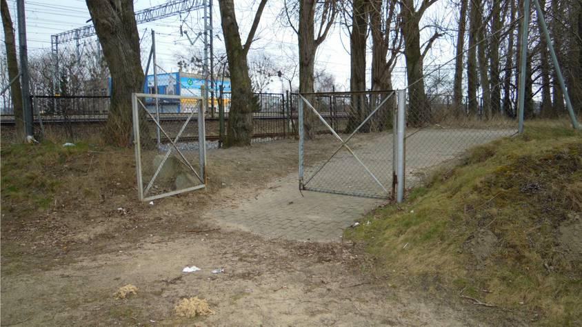 Fot. Brama wjazdowa na teren inwestycji. Źródło: autor projektu 5.9 OPIS PRAC ROZBIÓRKOWYCH I DEMONTAŻOWYCH W ramach przedmiotowej inwestycji nie przewiduje się prac rozbiórkowych i demontażowych.