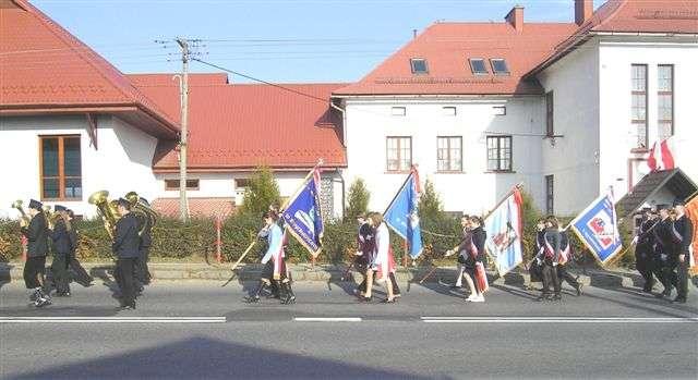 11 listopada 2005 Tegoroczne obchody Święta Odzyskania Niepodległości rozpoczęły się zbiórką pocztów sztandarowych na placu przy remizie OSP i przy akompaniamencie orkiestry strażackiej