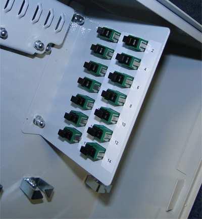 PSB32 strona 3/6 3. Montaż podzespołów. Umieścić przełącznicę we właściwym miejscu na ścianie w celu zaznaczenia miejsc mocowania.