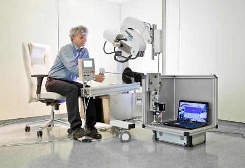 Robotyka medyczna w Polsce omawia problem sterowania (miosygnałami) decyzyjnego bioprotezą dłoni traktowany jako rozpoznawanie intencji ruchowych człowieka na drodze analizy sygnałów bioelektrycznych
