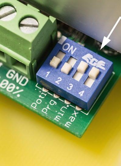 Ten rodzaj wysterowania ustawia się za pomocą zworki. Dla zapewnienia prawidłowego rozruchu wentylator pracuje przez 30 s przy 120 V AC.