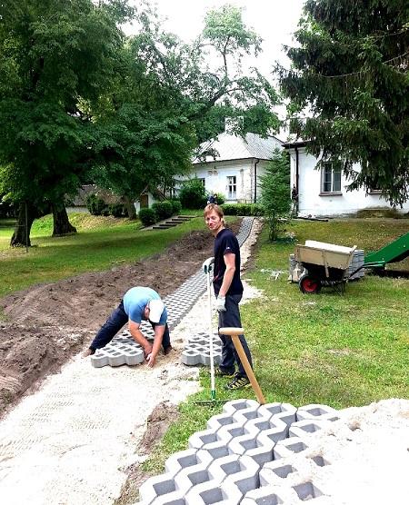 PGE Obrót SA Oddział z siedzibą w Warszawie) połączyli swoje siły podczas pikniku zorganizowanego dla wychowanków Placówki oraz dla dzieci i młodzieży z Zabrodzia.