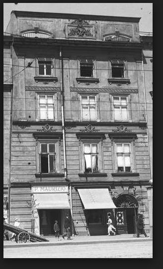 W roku 1823, w kamienicy Kencowskiej powstała jedna z najstarszych kawiarni Krakowa, założona przez Lorenzo Paganino Cortesi. Kawiarnia cukiernia słynęła z produkcji likierów i wódek.