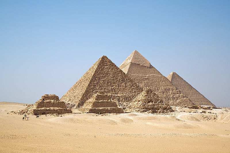 B.. C.. Zadanie 3 (0-3pkt) Fotografia przedstawia piramidy w Gizie. Wymień trzech faraonów IV dynastii Starego Państwa pochowanych w tych grobowcach. www.starozytnyegipt.