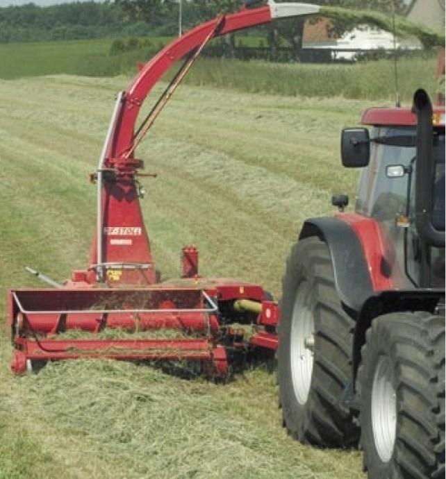 73 Rys. 5.. Sieczkarnia przyczepiana firmy Pöttinger [63] Przykładową konstrukcję bębnowego zespołu tnącego przedstawiono na rysunku 5.3. Rys. 5.3. Bęben tnący sieczkarni: 1 wał bębna tnącego, krawędź przeciwtnąca, zwana stalnicą, 3 tarcza bębna tnącego, 4 imak nożowy, 5 nóż tnący Bębny tnące mogą mieć konstrukcję otwartą lub zamkniętą.