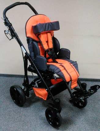 ) Śpiworek montuje się w zależności od potrzeby w momencie, kiedy w wózku siedzi już dziecko i kiedy jest
