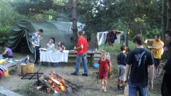 Chłopcy i dziewczęta śpią w osobnych namiotach (i osobnych śpiworach itp.) 7. Nie ma tzw.