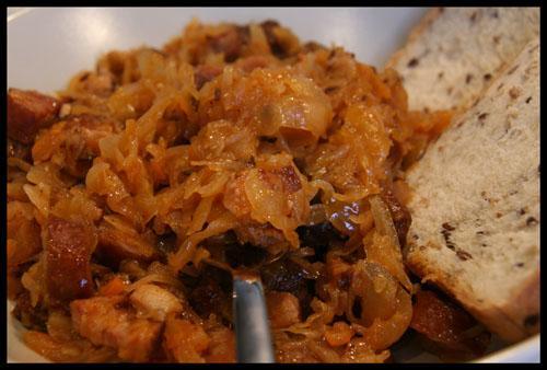 Ojciec, trener Marcin Przepis na Tradycyjny Bigos Pani Uli w Krzakach 4-5 dużych główek młodej kapusty ( w zależności od liczby obozowiczów) 2 kg łopatki lub szynki Słoiczek przecieru