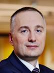 Reprezentuje w szczególności managerów i członków organów spółek kapitałowych na wszystkich etapach postępowań karnych, działając zarówno jako obrońca, jak też jako pełnomocnik oskarżycieli