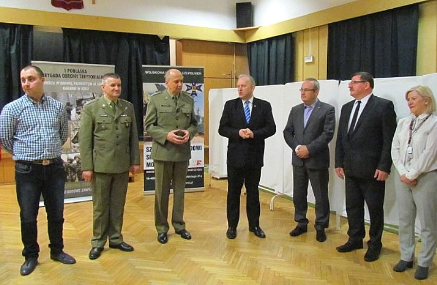 Karolczuk Zastępca Burmistrza Miasta Augustowa, mjr Wiesław Jankowski Szef Wydziału Rekrutacji WKU w Suwałkach, Zbigniew Kaszlej Naczelnik Wydziału Spraw Obywatelskich Starostwa Powiatowego, Elżbieta