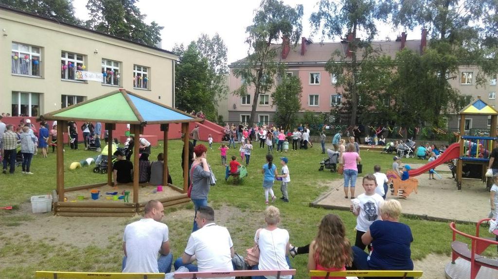 Na wszystkich czekało mnóstwo atrakcji: słodka kawiarenka, malowanie twarzy, gorąca grochówka, popcorn, bańki mydlane, balony, spotkanie ze strażakami i oglądanie wozu