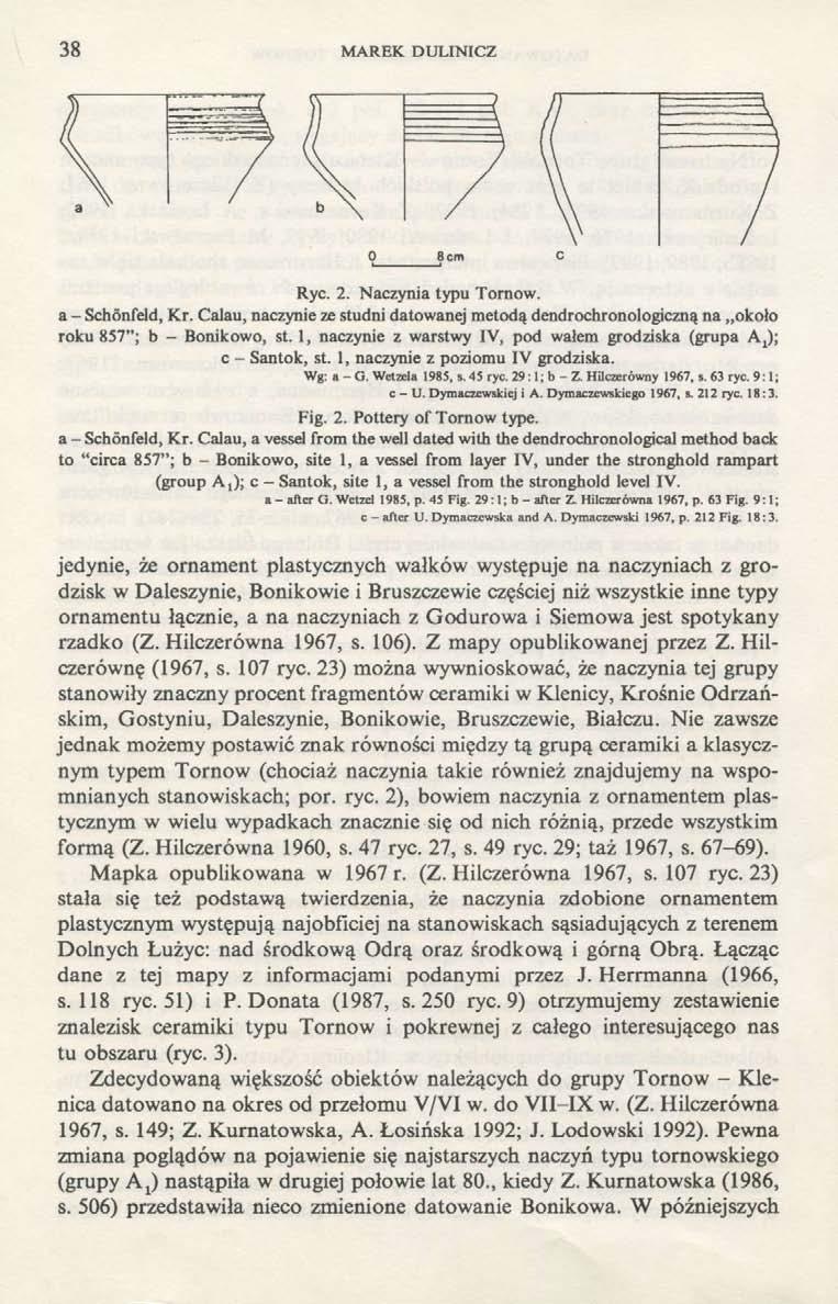 38 MAREK DULINICZ Rye. 2. Naczynia typu Tornow, a - Schönfeld, Kr. Calau, naczynie ze studni datowanej metodą dendrochronologiczną na około roku 857"; b - Bonikowo, st.