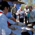 związane z pracami kuchennymi nakrywanie do stołu, zmywanie naczyń po posiłku czy czyszczenie garnków popiołem.