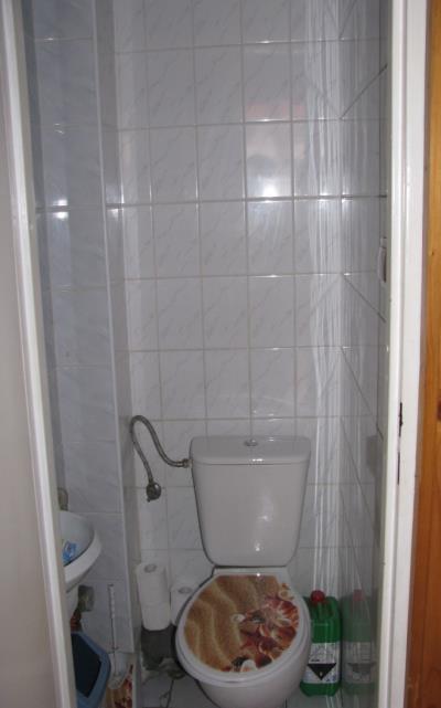 wc. Lokal wyposażony jest w instalacje: elektryczną,