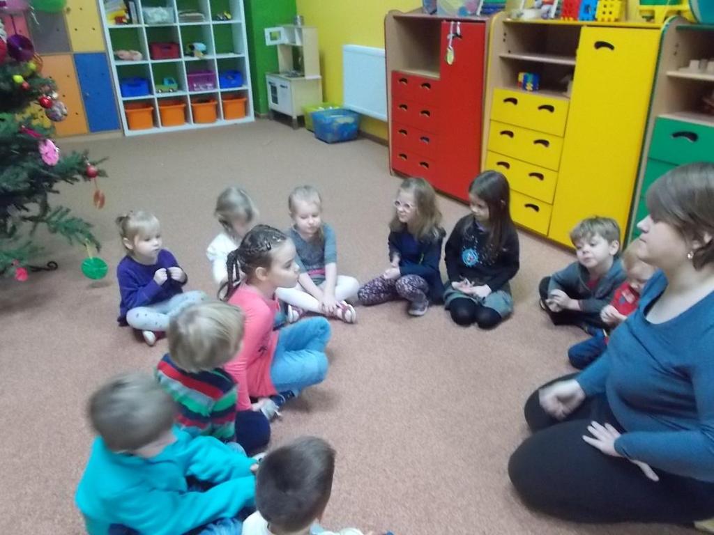 A my tańczymy walczyka Saneczki z góry wiozą nas Wiatr pogwizduje, szumi las A nasze ptaki z karmnika Tańczą białego walczyka Tańczą białego walczyka Hej biały walczyk, baczność, start!