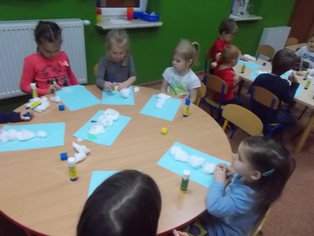 W drugim tygodniu stycznia rozmawialiśmy o białej zimie zajączka Kicusia. Wspólnie z zajączkiem odkrywaliśmy uroki tej pięknej pory roku.