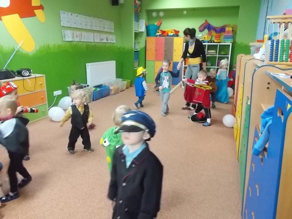 Dziewczynki były księżniczkami w pięknych sukniach.