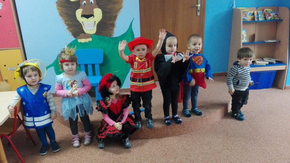 Misie wspólnie z pomocą cioci rozpoczęły pracę nad upominkami dla dziadków laurkami. Naklejaliśmy czerwone serduszka z nich powstał czerwony kwiatek dla babci.