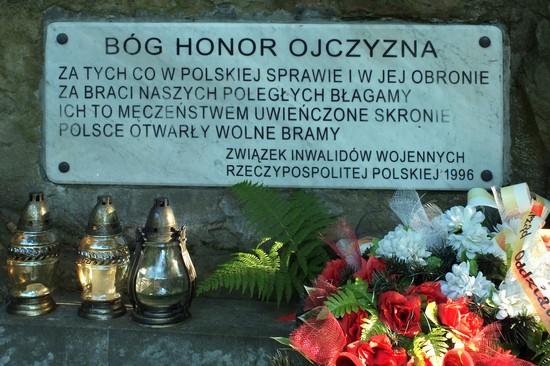 Nawet nie znając tych terenów, nie należy obawiać się zaskoczenia przez mrok, bowiem będziemy znajdować się bardzo blisko już Przełęczy Przegibek, do której dotarcie nie zajmie na więcej niż 15