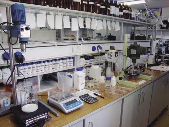 Z wizytą w Spektrochemie Ogromna liczba dostępnych na krajowym i europejskim rynku surowców służących do produkcji wyrobów malarskich i chemii budowlanej sprawia, że trudno jest je rozróżnić pod