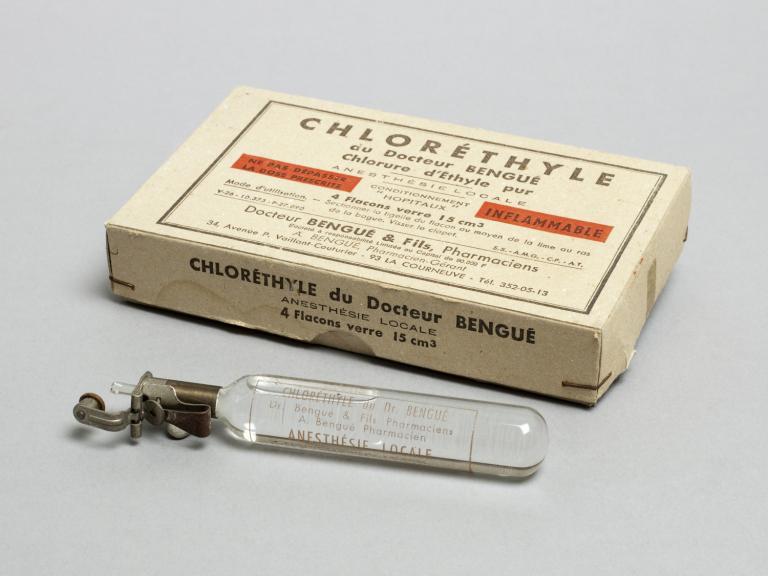 Ampoule et boîte de chloréthyle du Docteur Bengué.