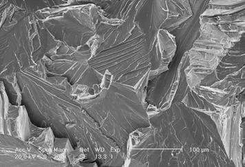 Morfologia przełomu; a - stopu FeAl16, b stopu FeAl16-Mo Fig. 5. Fracture surface: a FeAl16 aloy, b FeAl16-Mo alloy 4.