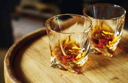 BECZKI Z WHISKY CORAZ CZĘŚCIEJ TRAFIAJĄ NA AUKCJE Na aukcji w Hongkongu została sprzedana beczka Macallana z 1991 roku za ok. 770 tys. zł Whisky pochodząca z jednej beczki nazywana jest single cask.