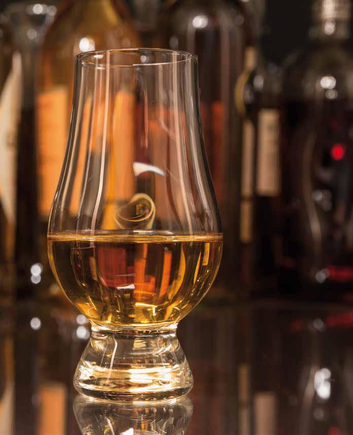 SZKOCKA WHISKY: to marka narodowa może być produkowana i leżakowana jedynie w Szkocji 108 destylarni ma licencję na jej produkcję musi dojrzewać w dębowych beczkach przynajmniej 3 lata daje