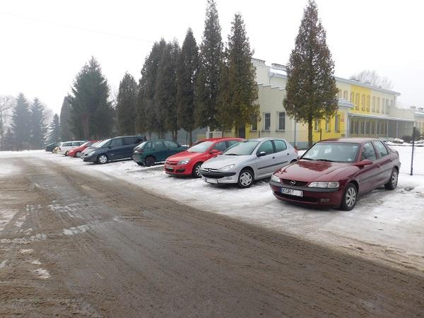 W ciągach dróg wykonano miejsca postojowe i parkingowe: - Ul.