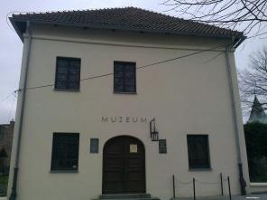 funkcji turystycznych i kulturalnych Muzeum Dom Basztą