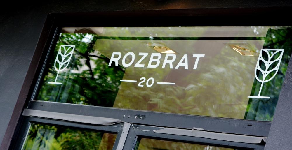 Rozbrat 20 Tym razem mamy do czynienia z bardziej nowoczesną restauracją typu fine dining. Dania są precyzyjnie skomponowane, ciekawe i bardzo dobre. Obsługa idealna a dobór win dobrze przemyślany.