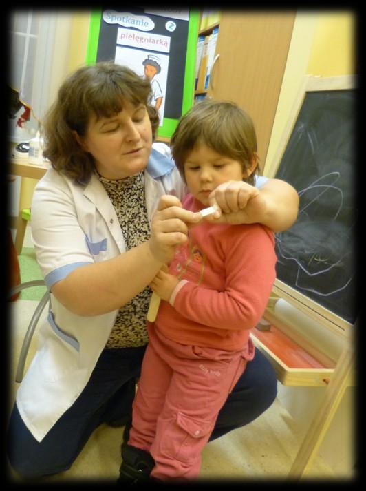 pielęgniarki wykonywały ste przebywanie na Gościem była pani Dorota między sobą opatrunki świeżym powietrzu,, Krawiec pielę- m.in.