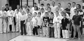Zamiast chaosu, który zazwyczaj tworzy przebywaj¹ca ze sob¹ grupa dzieciaków, idealny porz¹dek i podporz¹dkowanie.