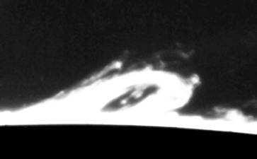 PROXIMA 1/2013 strona 33 LPL (ang.: Loop Prominences at Limb, pl.: Protuberancja typu pętla).
