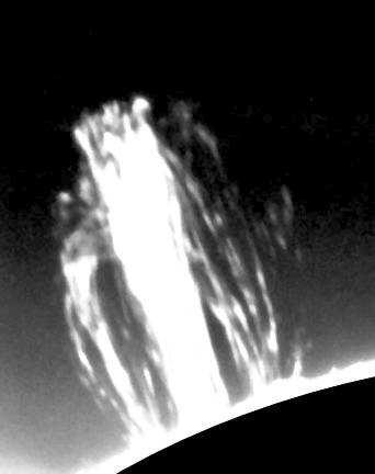: Loop Prominence System, pl.: Protuberancja typu arkada pętli porozbłyskowych). Pętle te tworzą tunele albo wachlarze.