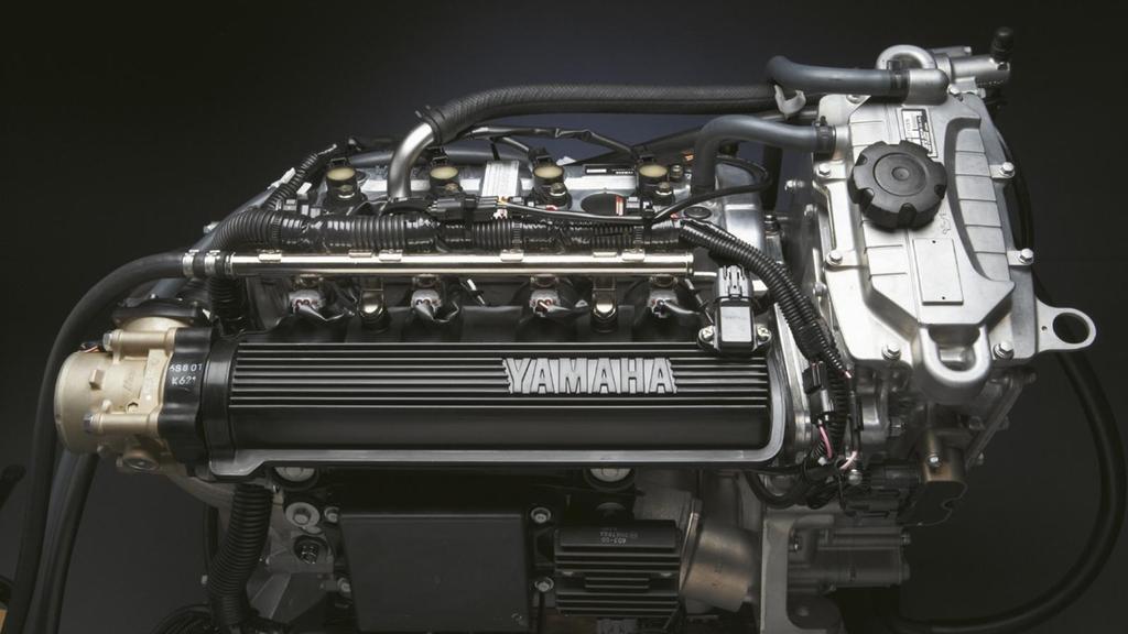 Chłodzony wodą, czterocylindrowy, VX Deluxe dwudziestozaworowy silnik DOHC o pojemności 1052 cm3 Silnik VX - niesamowicie płynny, o postępowej mocy, niskim poziomie hałasu, niewielkim zużyciu