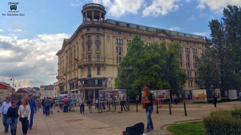 Dotarłem po dłuższej chwili pod hotel Bristol.