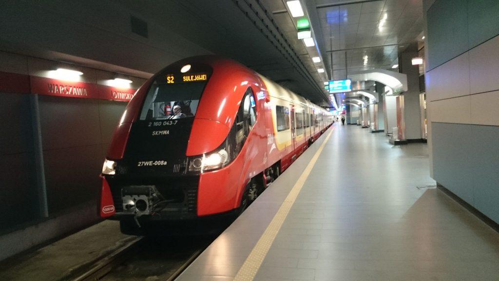 ale jak podzielimy ją na liczbę przejazdów zwróci się nam bardzo szybko. Wsiadłem w SKM i pojechałem na Lotnisko Chopina.