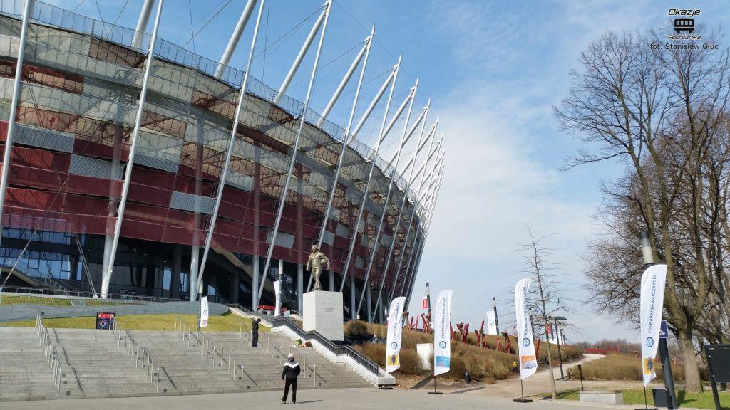 Po krótkiej przeprawie pod dnem Wisły, docieramy do stacji Stadion Narodowy, gdzie wysiadamy i możemy się przesiąść na kolej i jechać do stacji Warszawa Powiśle lub iść zwiedzić stadion i spacerem