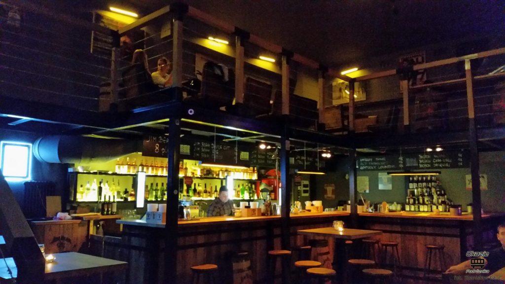 Po wejściu do lokalu na Mazowieckiej poczujemy klimat westernowy wita nas bar iście z saloonu z Dzikiego Zachodu (przynajmniej ja mam takie wyobrażenie).