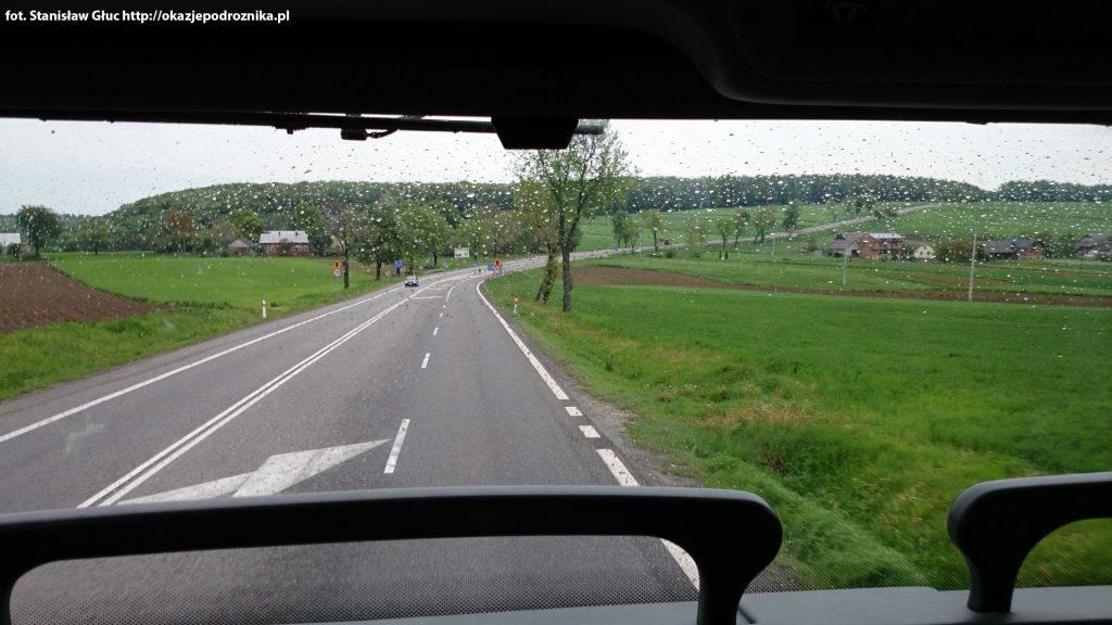 Niestety pogoda na samym początku drogi nie zachęcała, szaro, buro i deszczowo. Myślę sobie cały wypad będzie pod znakiem siedzenia gdzieś pod parasolem, ale nic nie poddajemy się i jedziemy.