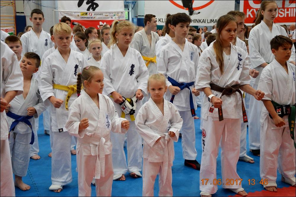 godzinach dopołudniowych. Rywalizacja sportowa odbywała się na trzech matach i rozpoczęła się od konkurencji kata, która odbywała się w dwunastu kategoriach wiekowych.