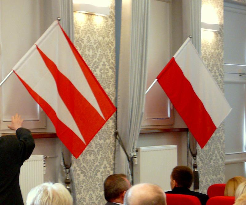 Flagi Polskiego Tow. Weksylologicznego (z lewej) i Flaga państwowa Rzeczypospolitej w formule "Dobrej Flagi" w auli szkolnej. Wykład trwający ok.