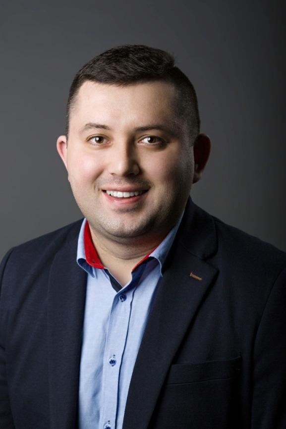 Przewodniczący Koła Młodych Profesjonalistów Grzegorz PISKORZ Absolwent Wojskowej Akademii Technicznej w Warszawie na kierunku Budownictwo oraz licznych studiów podyplomowych min.