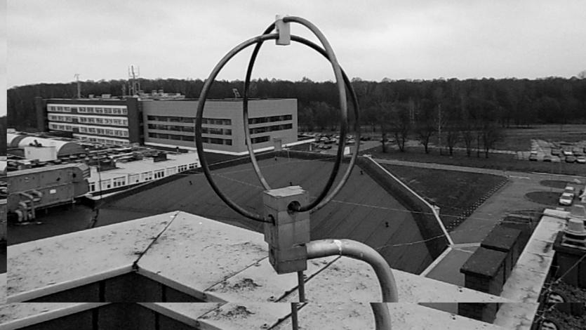 346 Krzysztof Makar System LINET wykorzystuje metodę TOA i opiera swoje działanie na detekcji wyładowań atmosferycznych w paśmie częstotliwości VLF/LF.